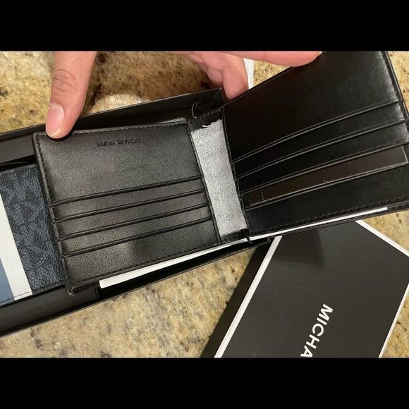 New 🧔🏽♂️ Mk mens gift set double wallets - Picture 8 of 9